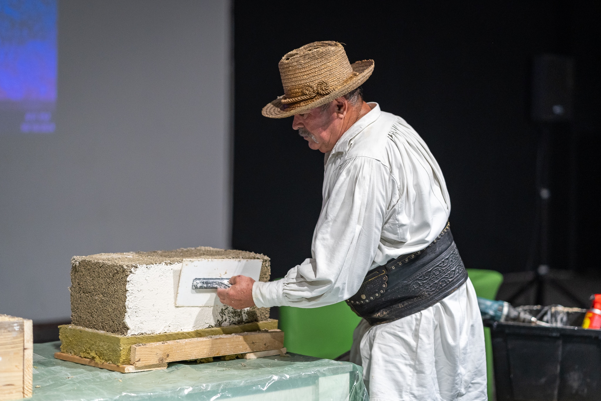 Demonstrație de finisare a unui bloc de hempcrete la o ediție anterioară EXPO La Cânepa