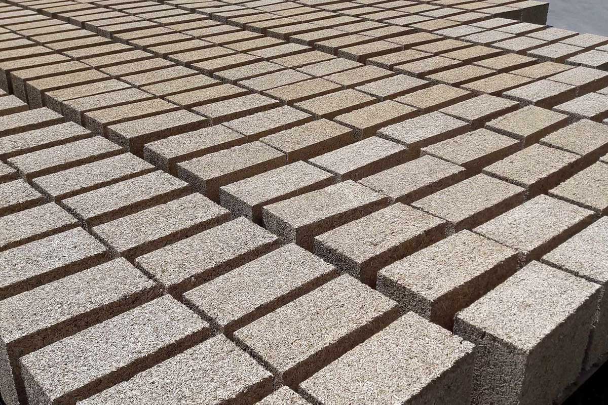 Blocuri de zidărie din cânepă și var, material prezentat de CanepaConstruct